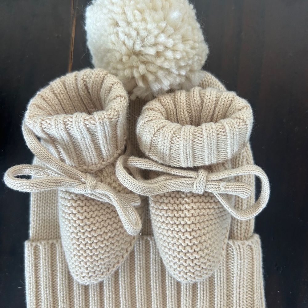 Cozy CADEN LANE IS Cream Knit Baby Booties and Hat set